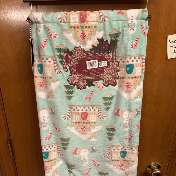 NWT North Pole Cookie Co Gingerbread House Plush Blanket Christma Mint Green '25 - Picture 2 of 4